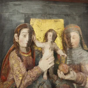 retablo-siglo-xvii-1-antes-restauracion-detalle-relieve-superior-retablos-viridian-restauraciones